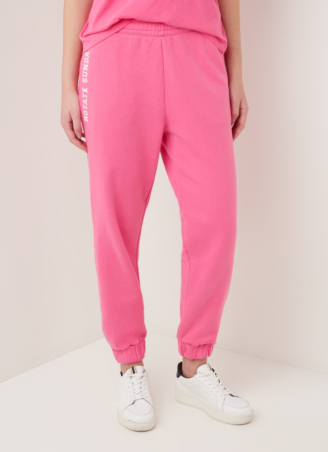ROTATE Mimi tapered fit joggingbroek van biologisch katoen - detail 4 roze