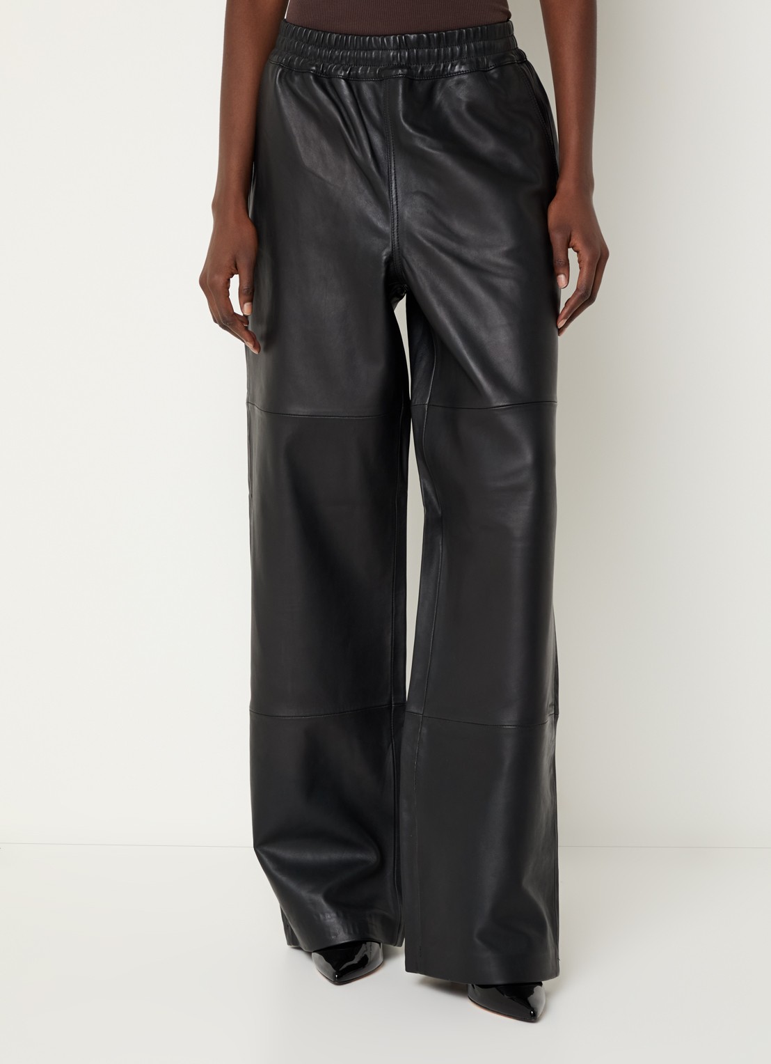 ROUGE EDIT Isabel high waist wide fit broek van imitatieleer - detail antraciet