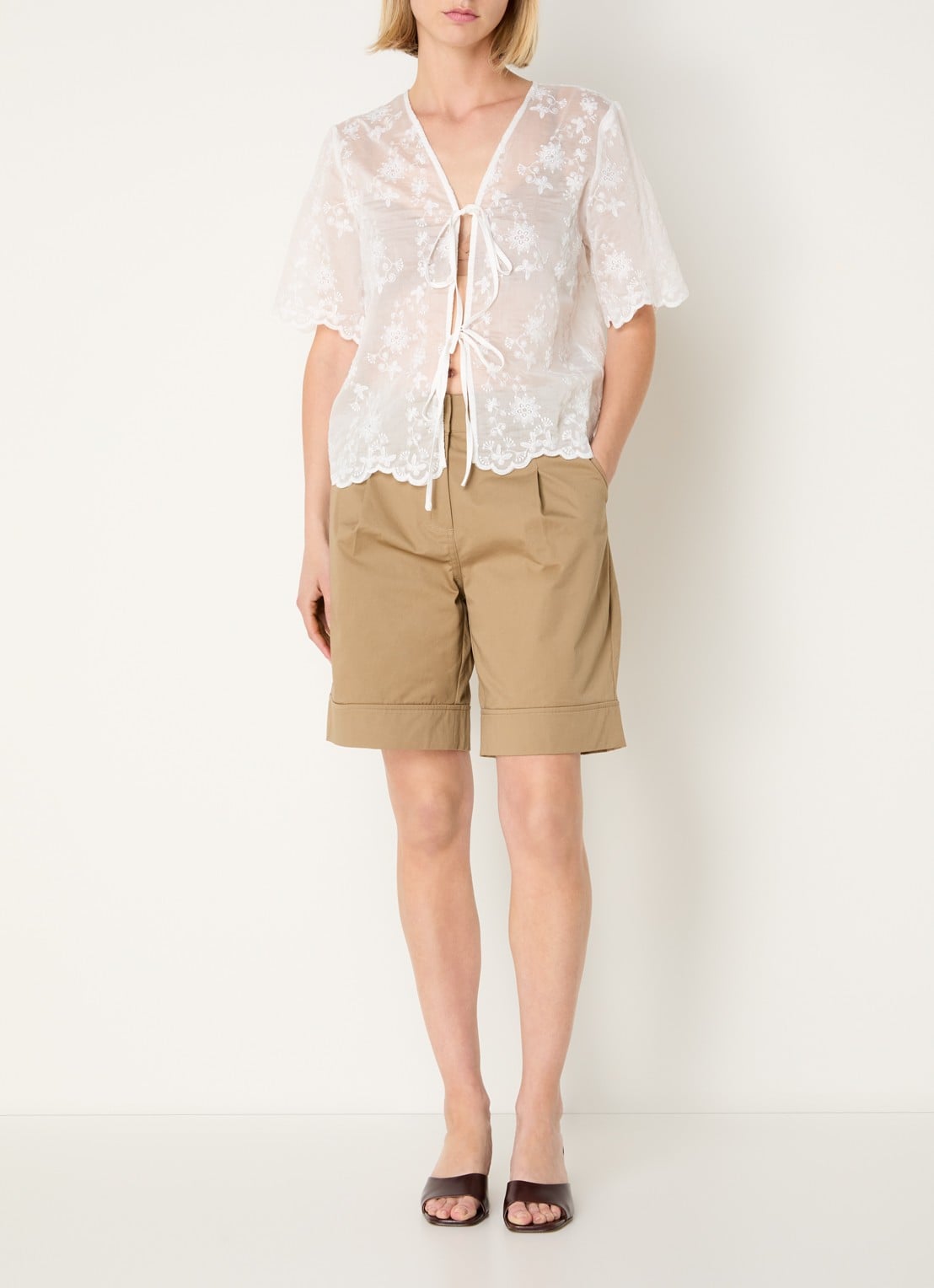 ROUGE EDIT Petra high waist wide fit korte broek - voorkant 3 camel