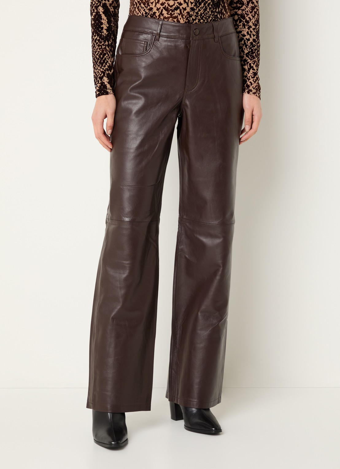 ROUGE EDIT Roucamden mid waist straight fit broek van lamsleer - detail 2 bruin