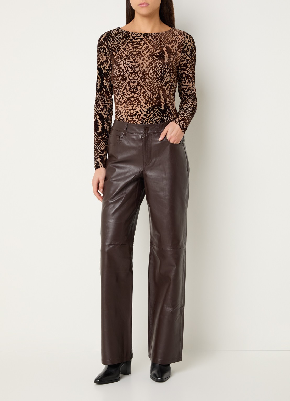ROUGE EDIT Roucamden mid waist straight fit broek van lamsleer - voorkant 5 bruin