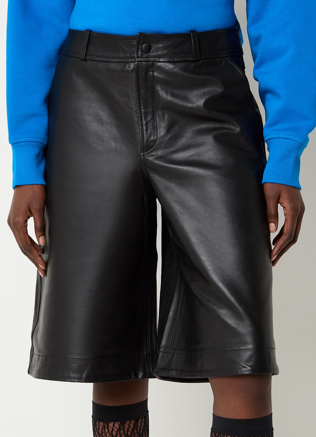ROUGE EDIT Roucella high waist wide fit korte broek van lamsleer - detail 2 zwart