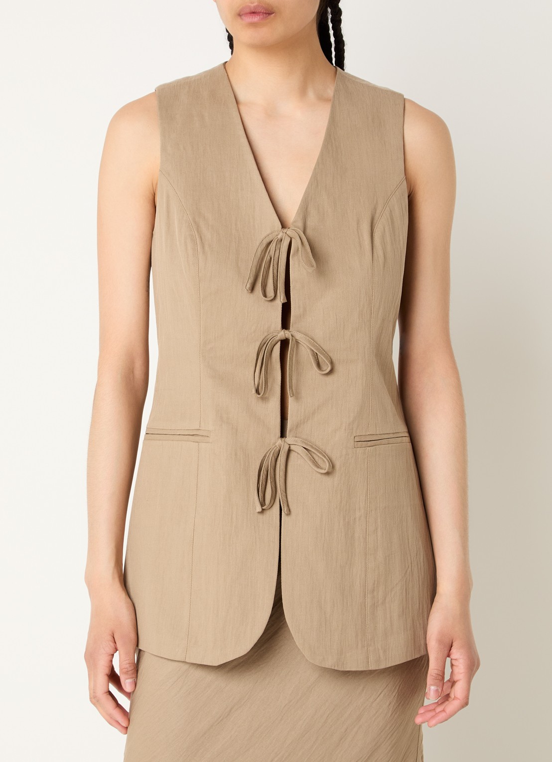 ROUGE EDIT Rouetienne gilet met strikdetail en paspelzakken - detail 2 zand