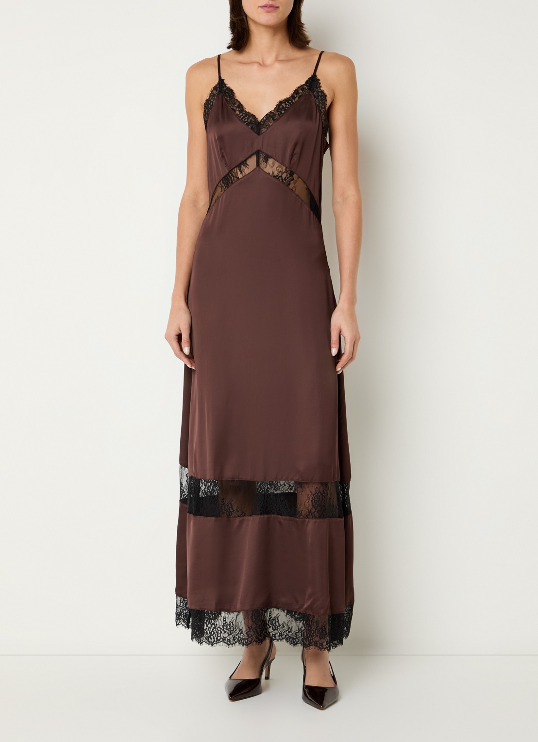 ROUGE EDIT Roulace maxi jurk van satijn met details van kant - detail 4 bruin