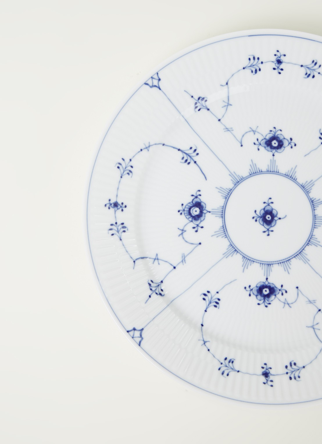 Royal Copenhagen Blue Fluted Plain dinerbord 27 cm - detail royalblauw