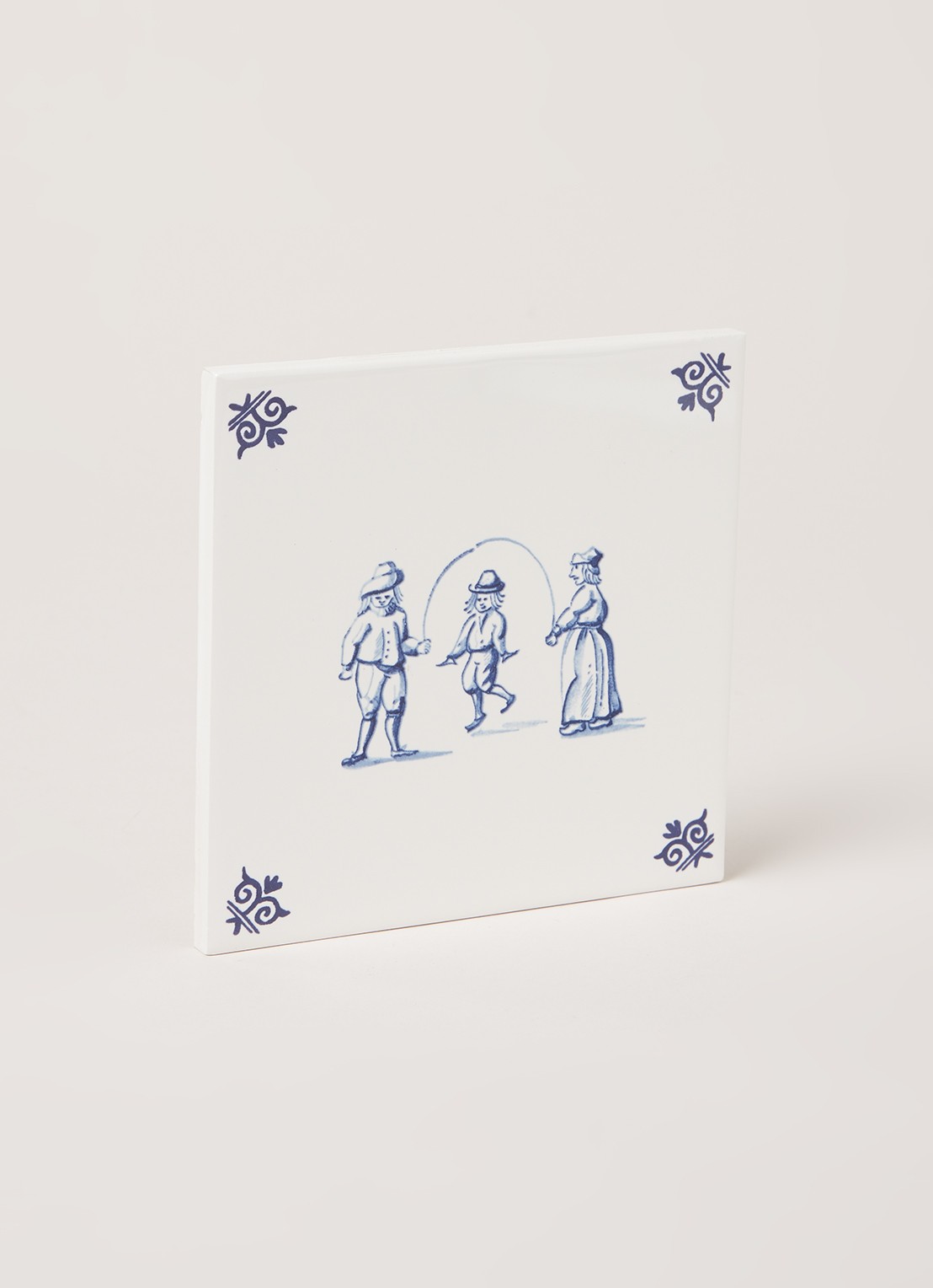 Royal Delft Touwtje Springen tegel 13 x 13 cm - voorkant 2 wit