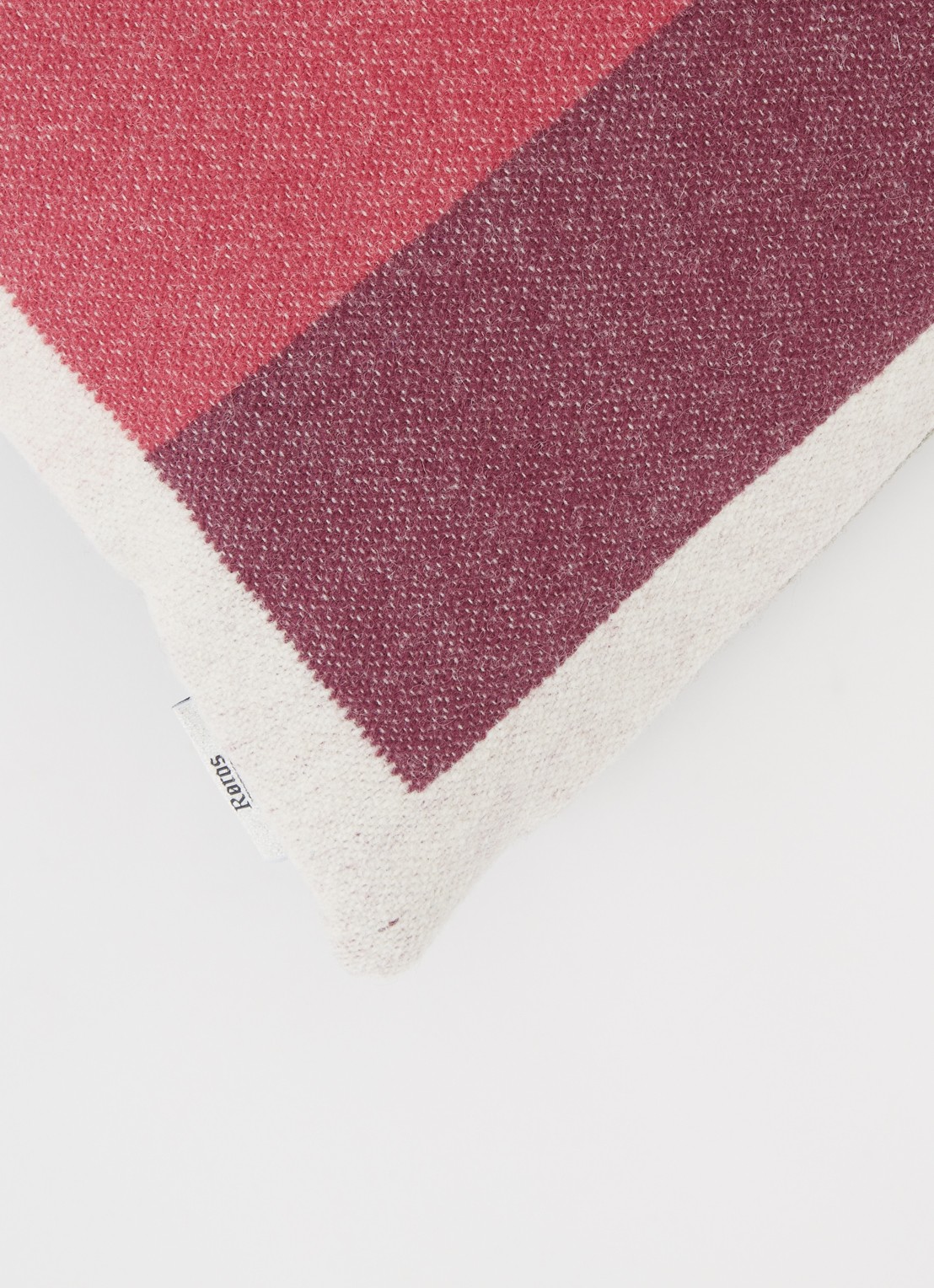 Røros Tweed Åsmund Bold sierkussen 50 x 50 cm - detail 3 roze