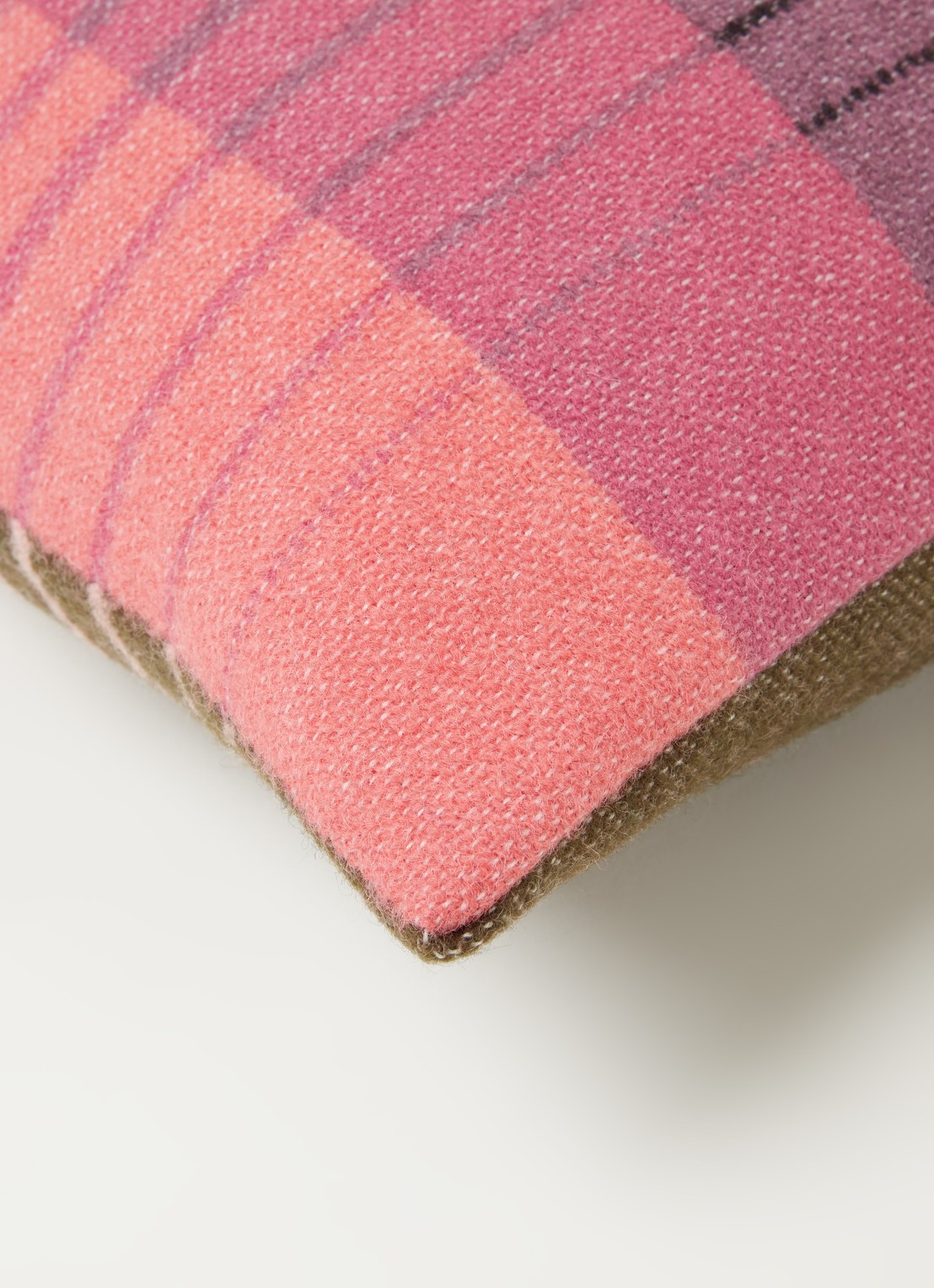 Røros Tweed Asmund Gradient sierkussen 50 x 50 cm - detail roze