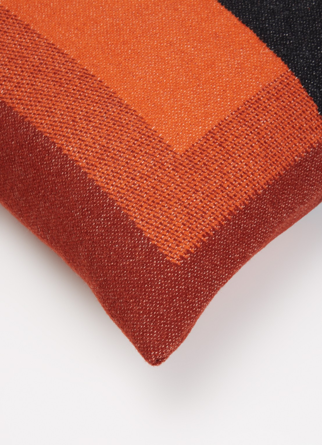 Røros Tweed Bento sierkussen 50 x 50 cm - detail 4 rood