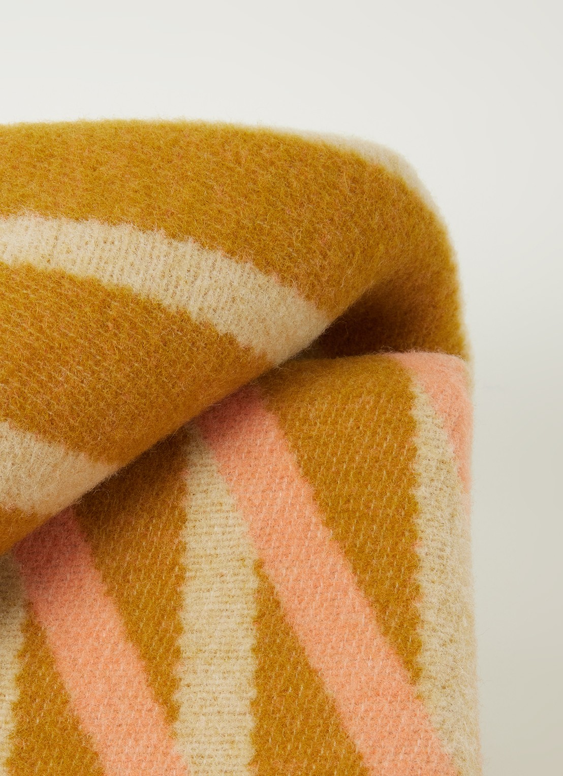 Røros Tweed Bislett plaid 135 x 200 cm - detail 3 mosterd