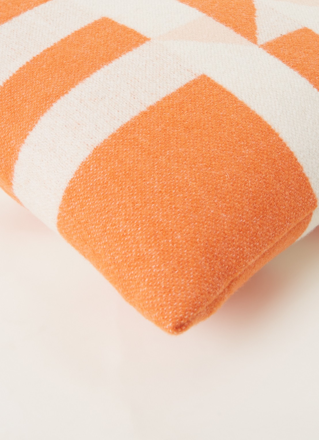 Røros Tweed Kvam sierkussen 50 x 50 cm - detail 2 oranje
