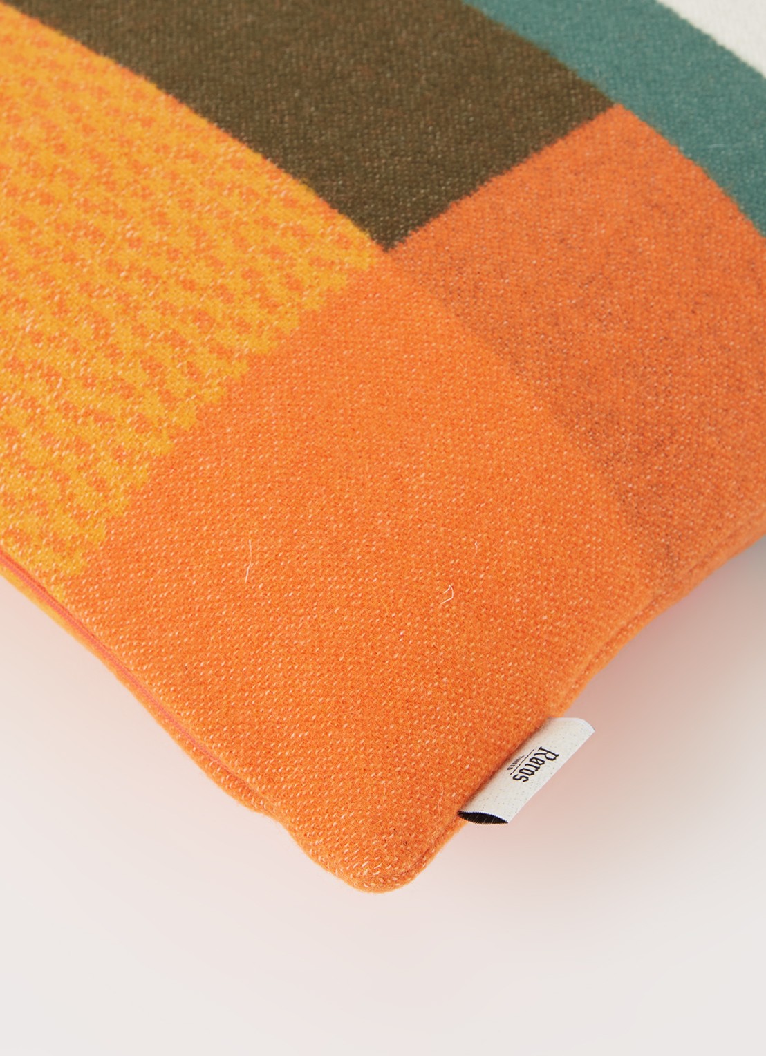 Røros Tweed Mikkel sierkussen 50 x 50 cm - detail 3 oranje