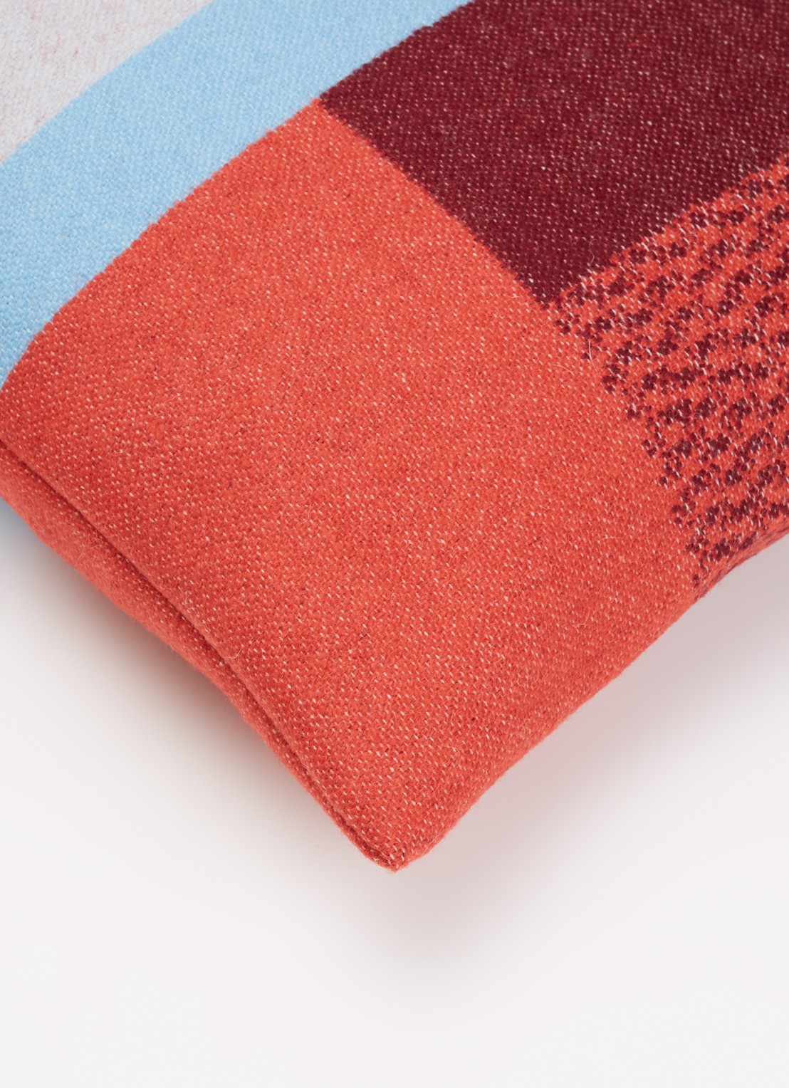 Røros Tweed Mikkel sierkussen 50 x 50 cm   - detail 2 rood