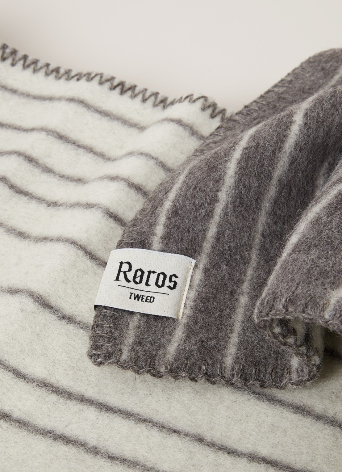 Røros Tweed Skog plaid van wol 135 x 200 cm - detail grijs