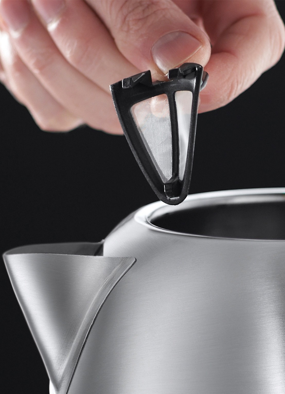 Russell Hobbs Adventure Brushed waterkoker 1,7 liter 23912-70 - detail zilver