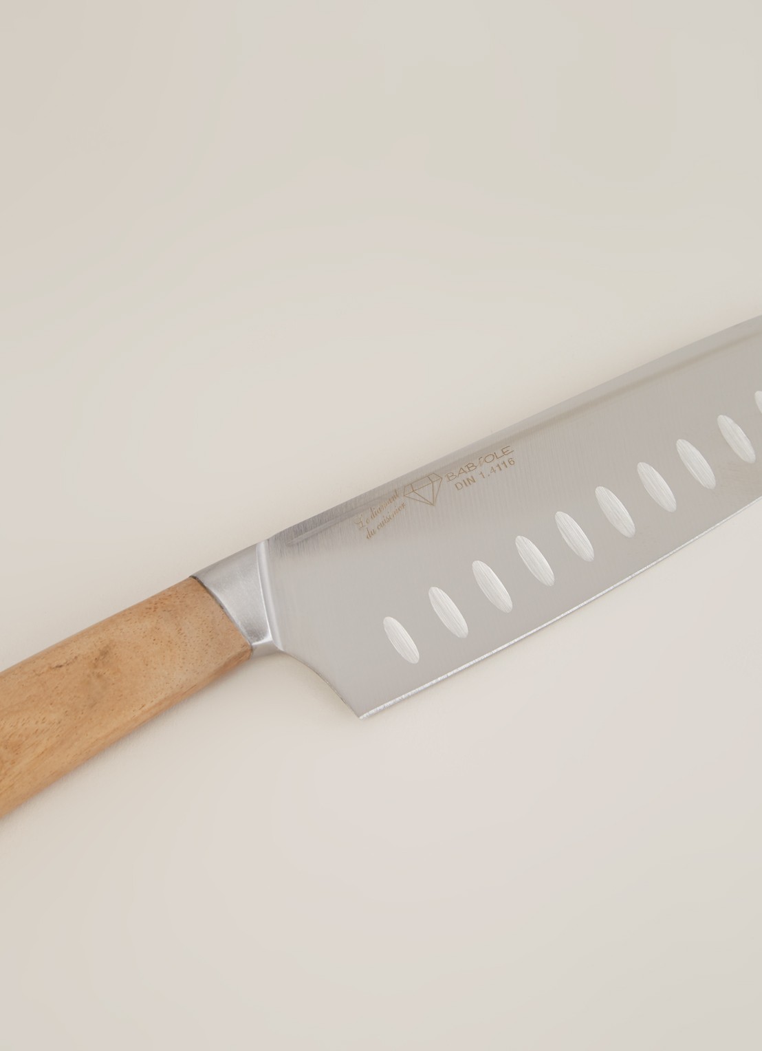 Sabatier Santokumes 17 cm - detail bruin