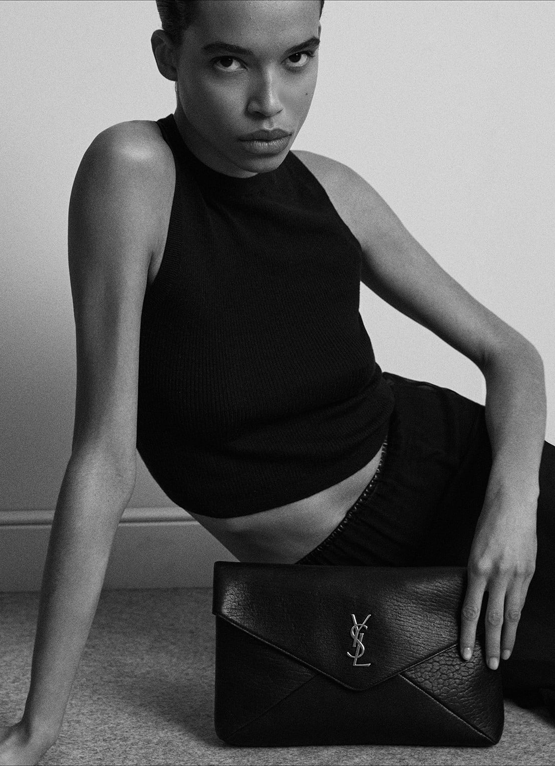 Saint Laurent Cassandre Large clutch van lamsleer - detail 5 bronsgroen