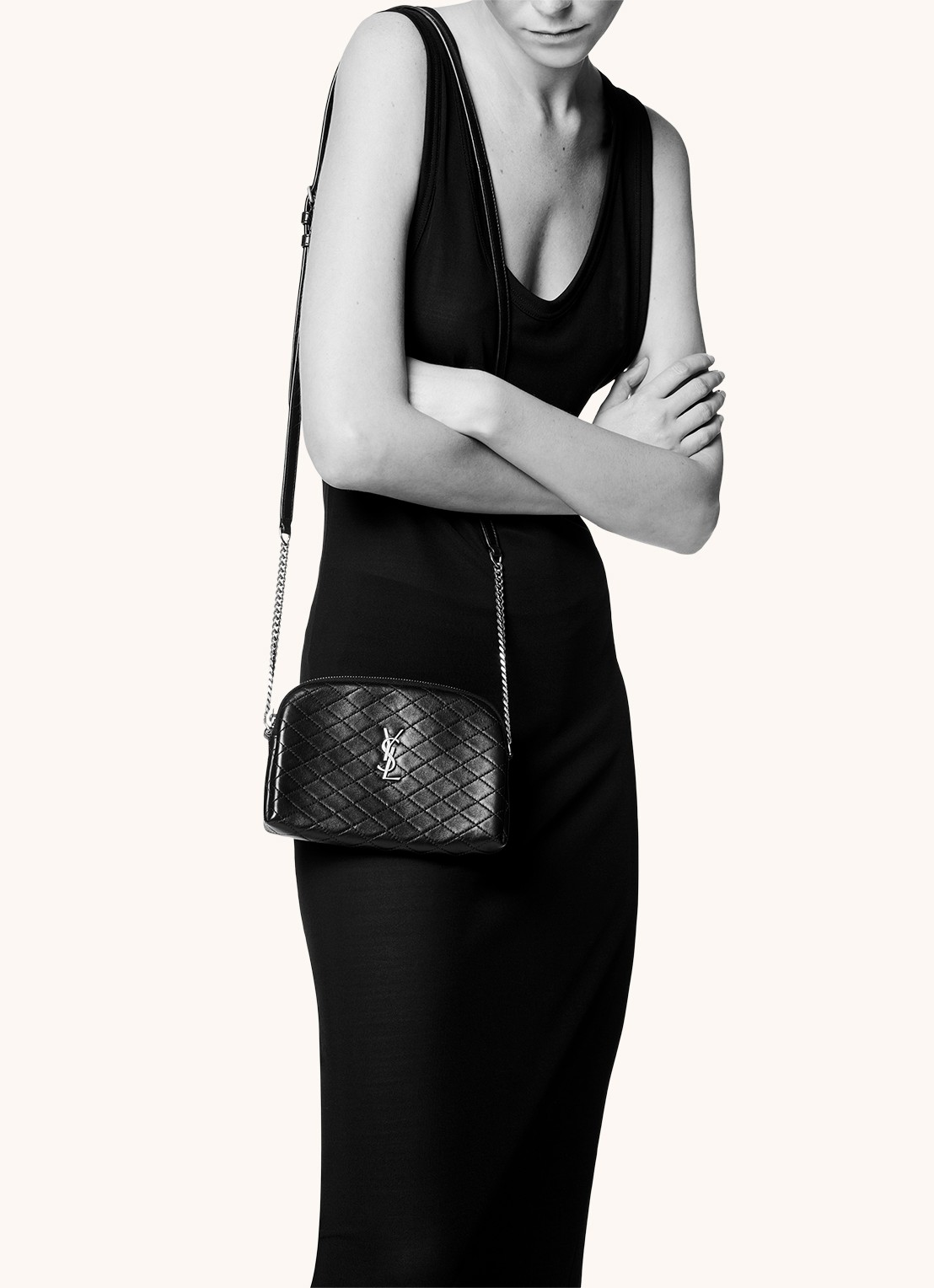Saint Laurent Gaby clutch van lamsleer met schouderriem - detail creme