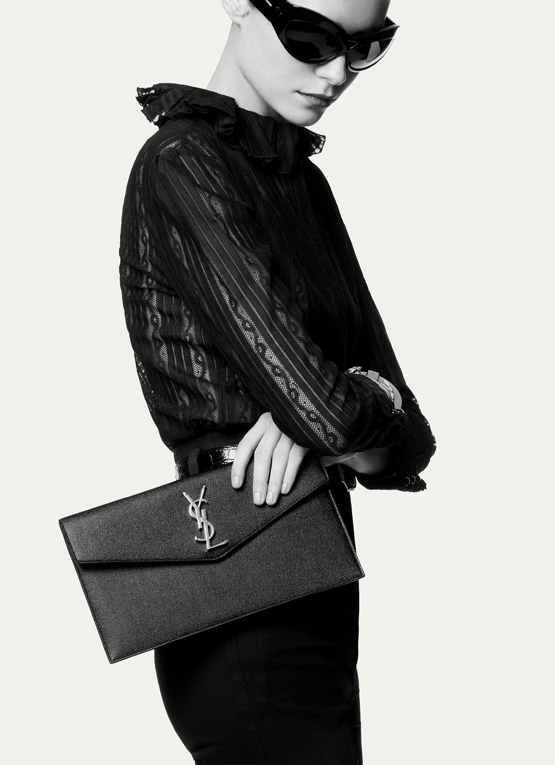 Saint Laurent Uptown clutch van kalfsleer - detail 5 beige