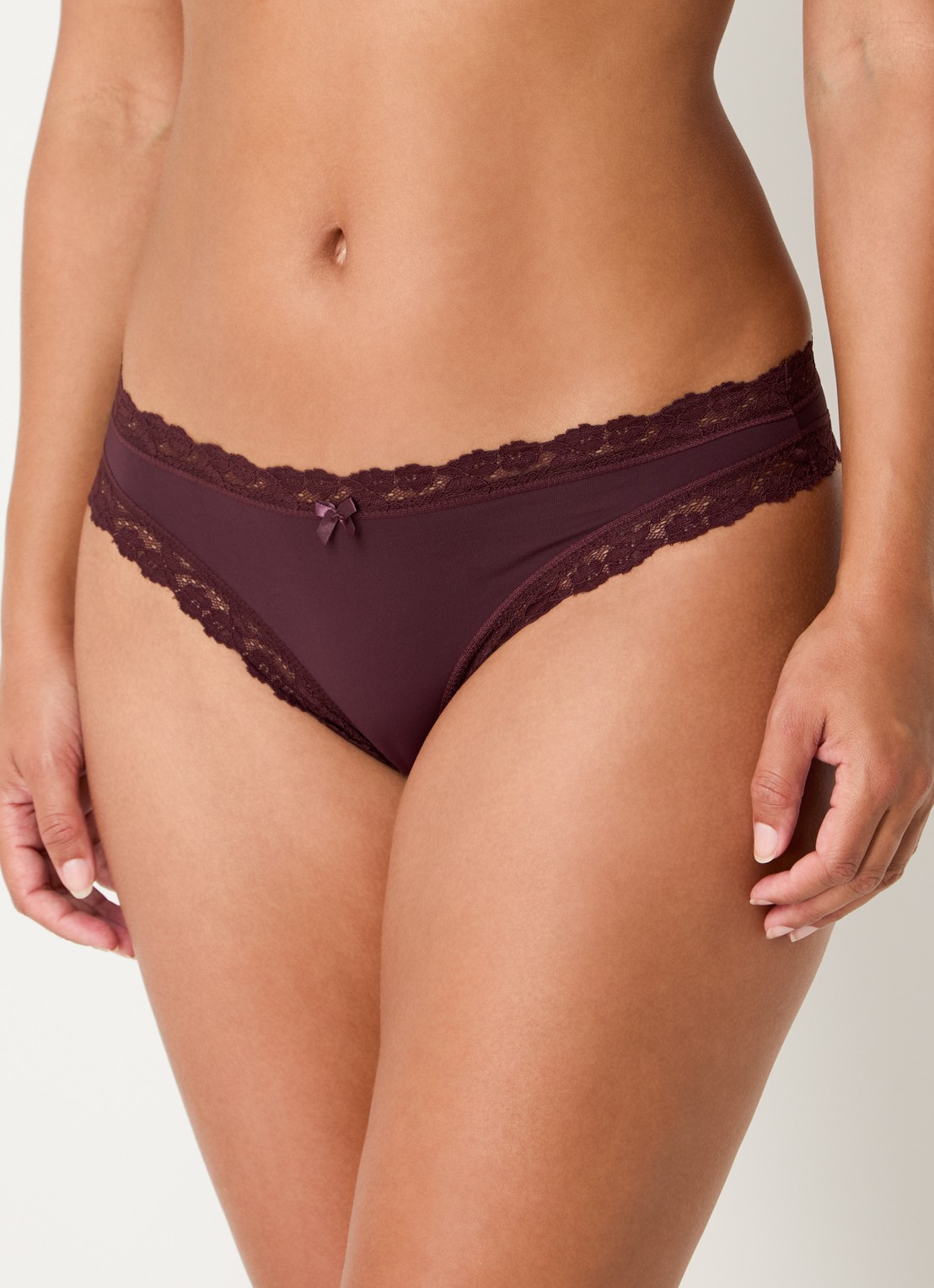 Sam Friday Chloe tanga met kant - detail bordeauxrood