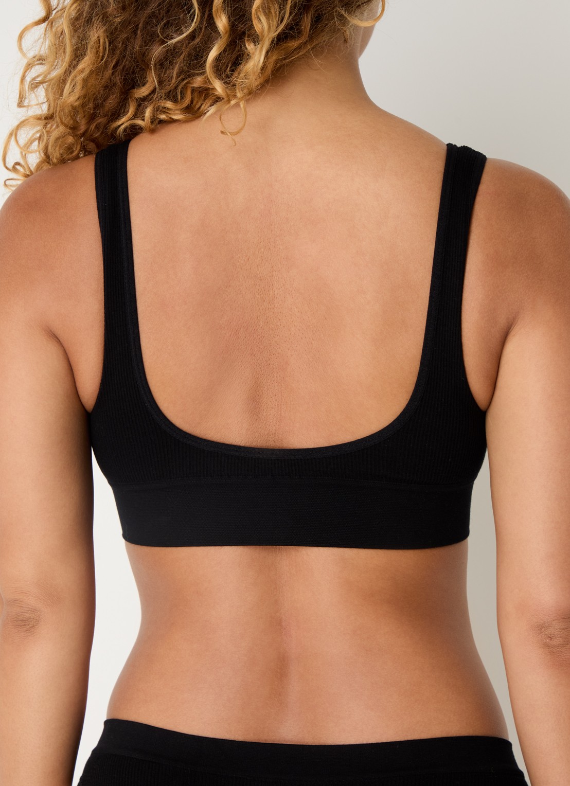 Sam Friday Fay bralette met ribstructuur - achterkant zwart