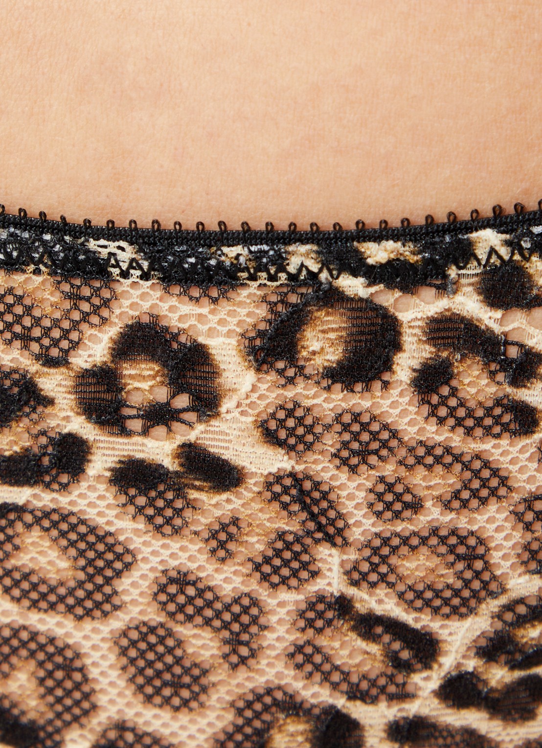 Sam Friday Lacey string van kant met panterprint - detail 2 beige