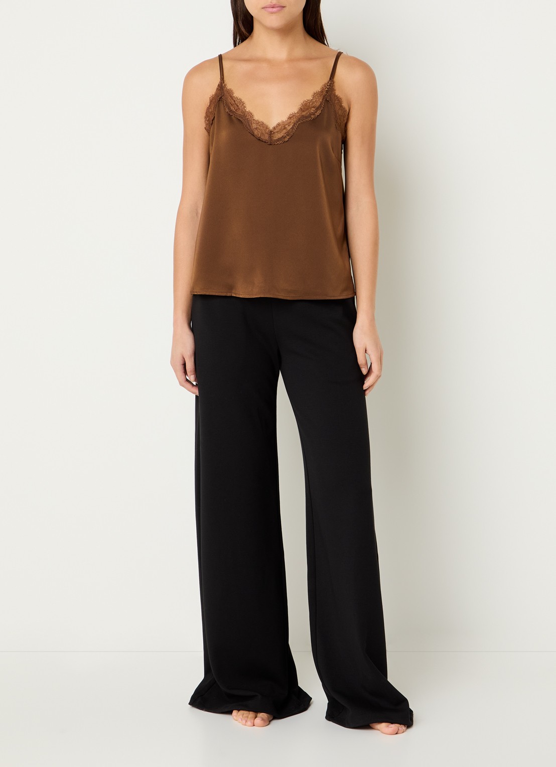 Sam Friday Pyjamatop van satijn met kant details - voorkant 2 camel