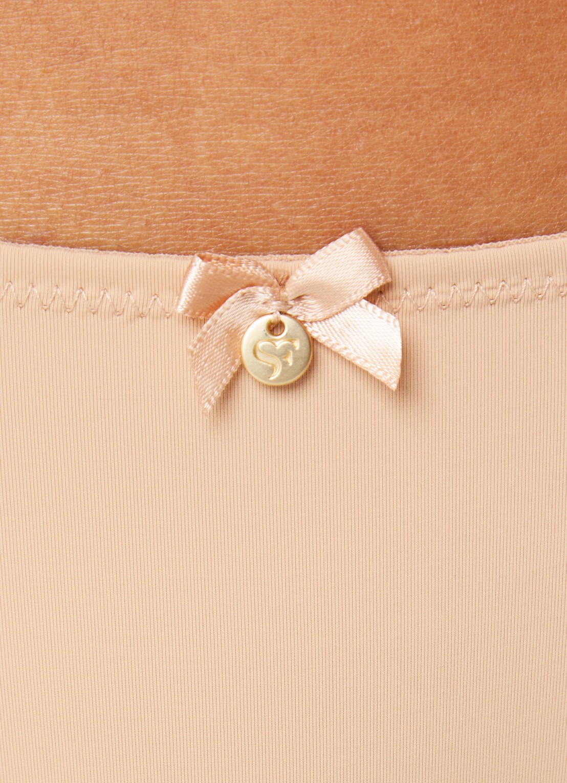 Sam Friday Tia tanga met kant  - detail zand