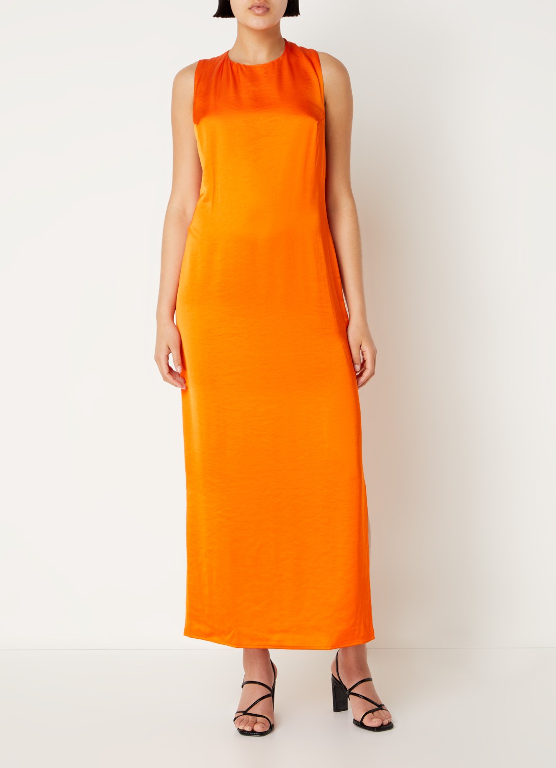 SAMSØE SAMSØE Ellie mouwloze maxi jurk van satijn met split - detail oranje