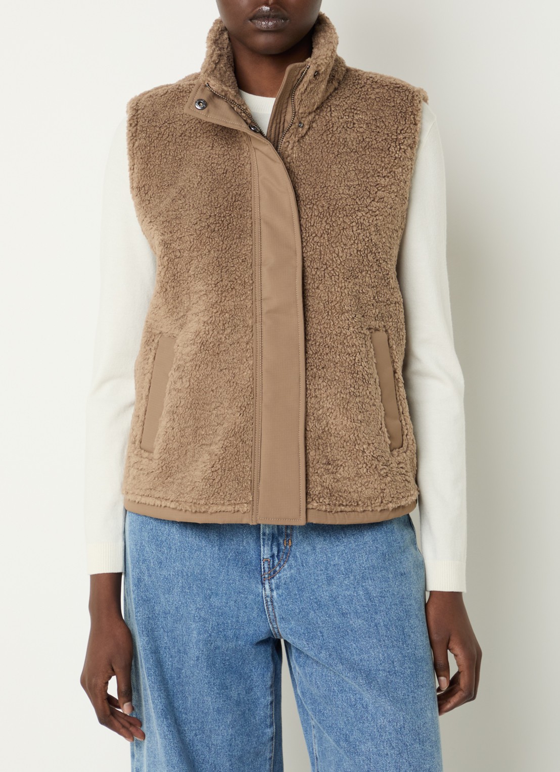 SAMSØE SAMSØE Frost bodywarmer van teddy met steekzakken - detail lichtbruin