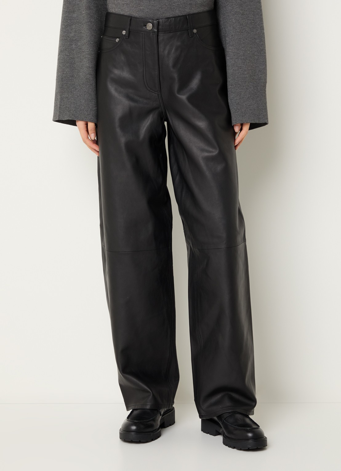SAMSØE SAMSØE Harpal mid waist loose fit broek van lamsleer - detail 4 zwart
