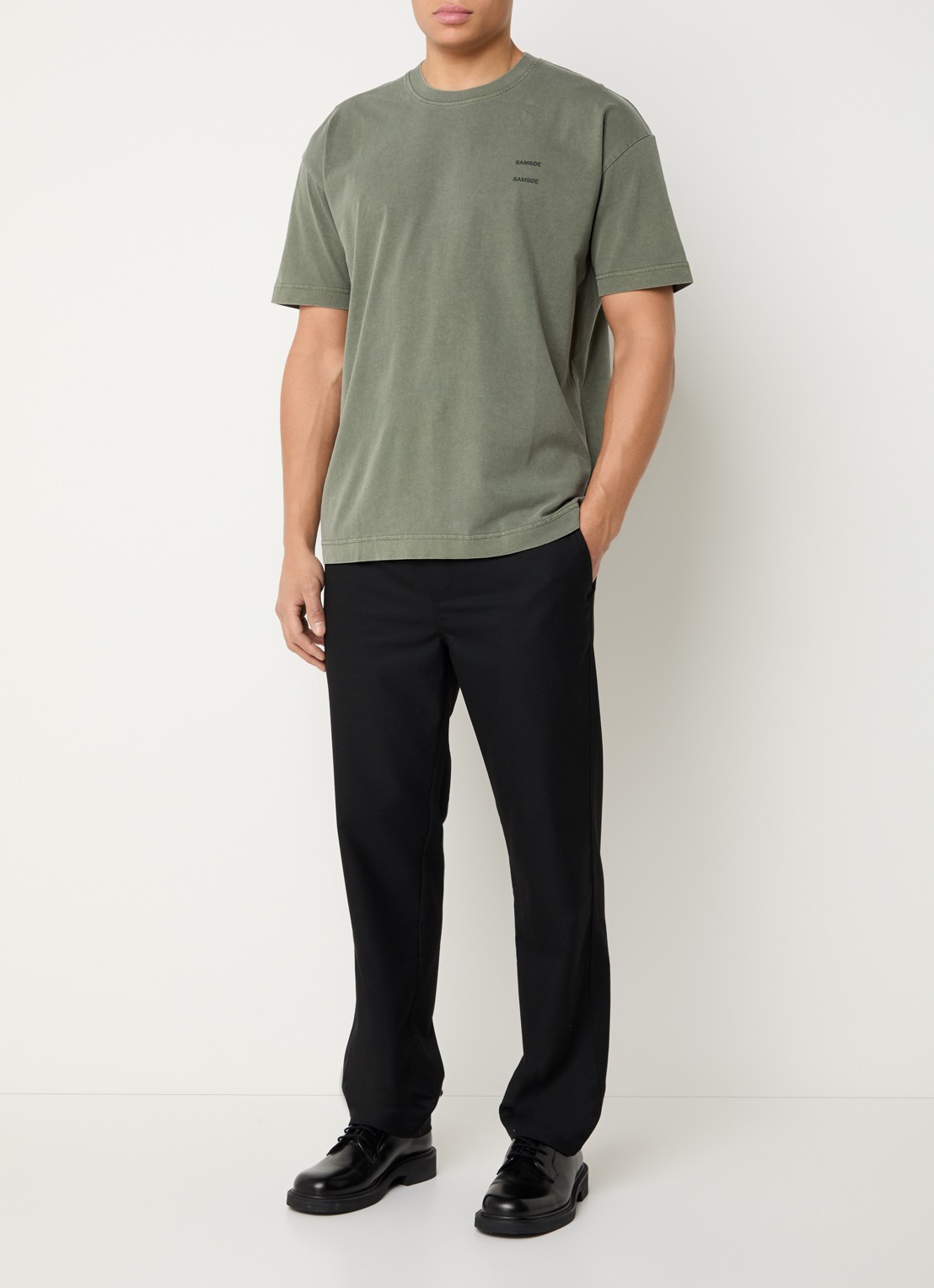 SAMSØE SAMSØE Joel T-shirt met logo - voorkant 2 olijfgroen