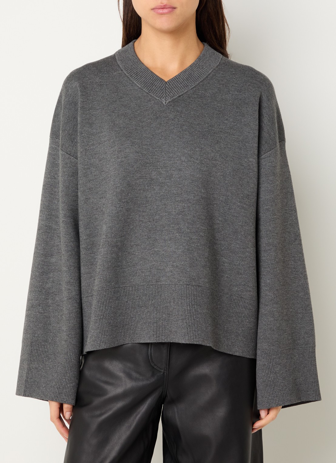 SAMSØE SAMSØE Lula sweater met V-hals - detail grijs