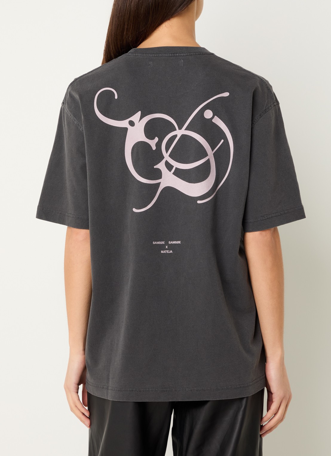 SAMSØE SAMSØE Ragnar T-shirt met logo- en backprint - detail 3 donkergrijs