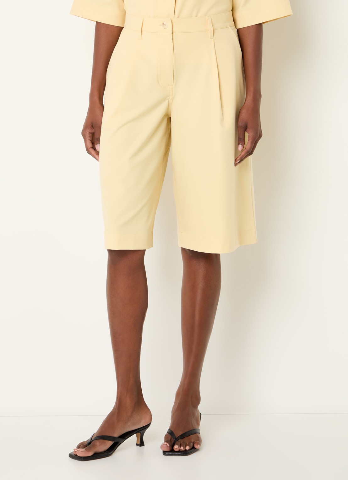 SAMSØE SAMSØE Saharper high waist straight fit korte pantalon met steekzakken - detail 4 lichtgeel