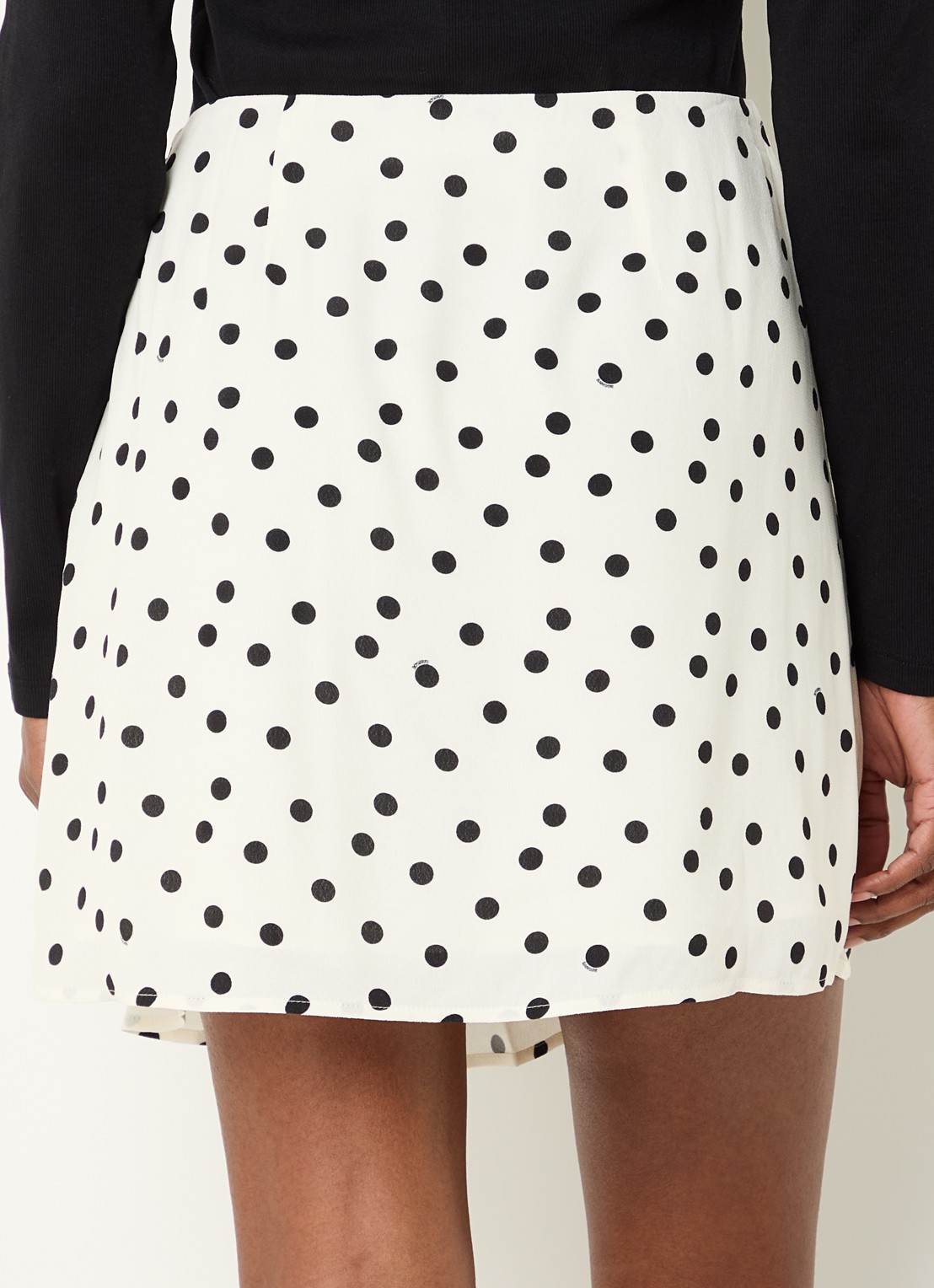 SAMSØE SAMSØE Saiben mini rok met stippenprint en asymmetrische zoom - achterkant 3 gebroken wit