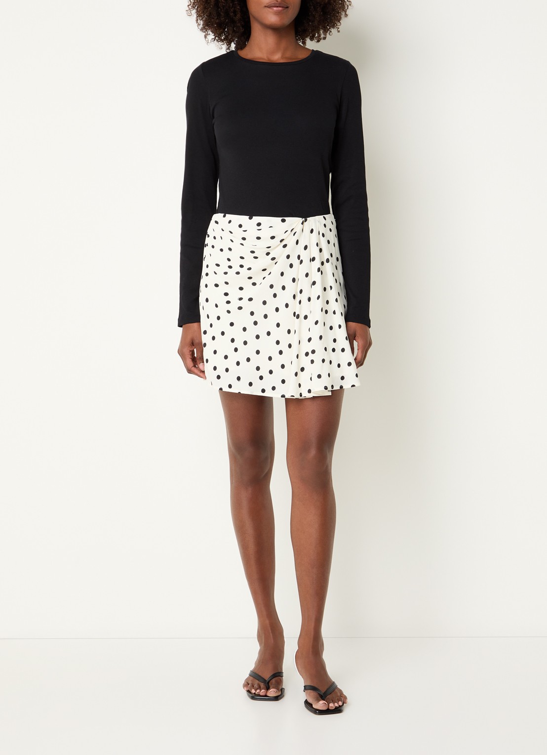 SAMSØE SAMSØE Saiben mini rok met stippenprint en asymmetrische zoom - voorkant 2 gebroken wit
