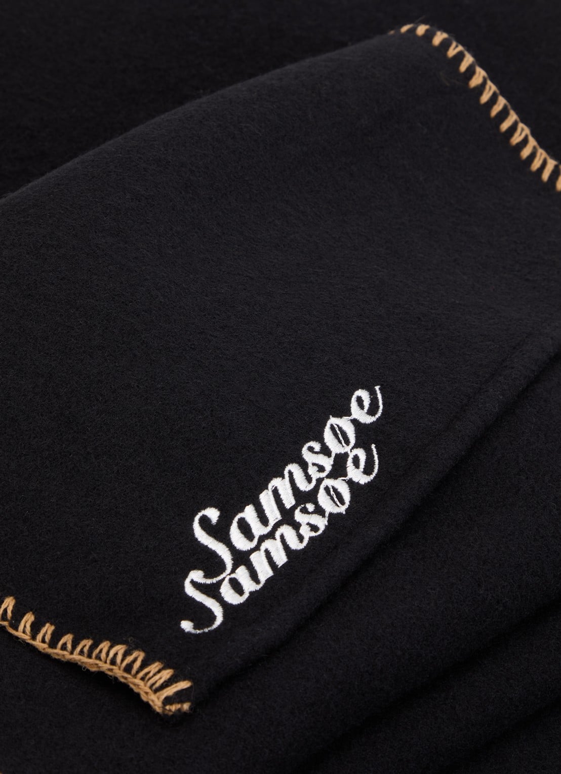 SAMSØE SAMSØE Sakatia sjaal van wol met logoborduring 200 x 28 cm - detail 2 zwart