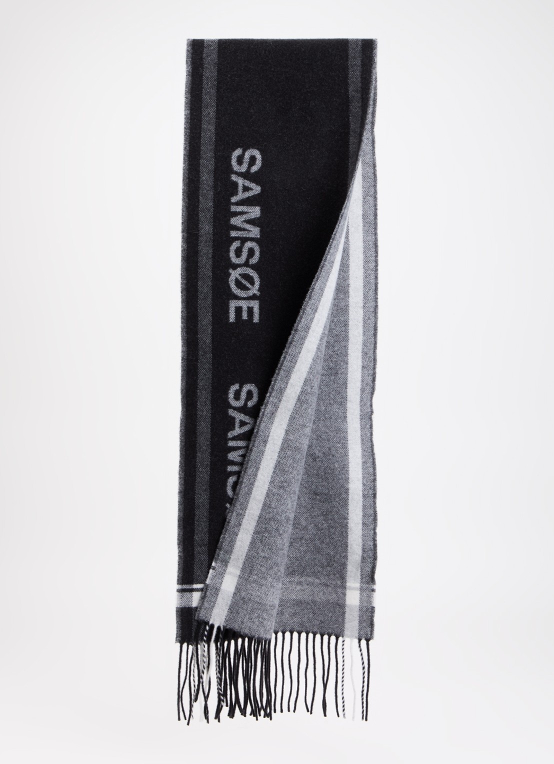 SAMSØE SAMSØE Samelia sjaal in kasjmier wolblend met franjes en logo 180 x 30 cm  - detail zwart