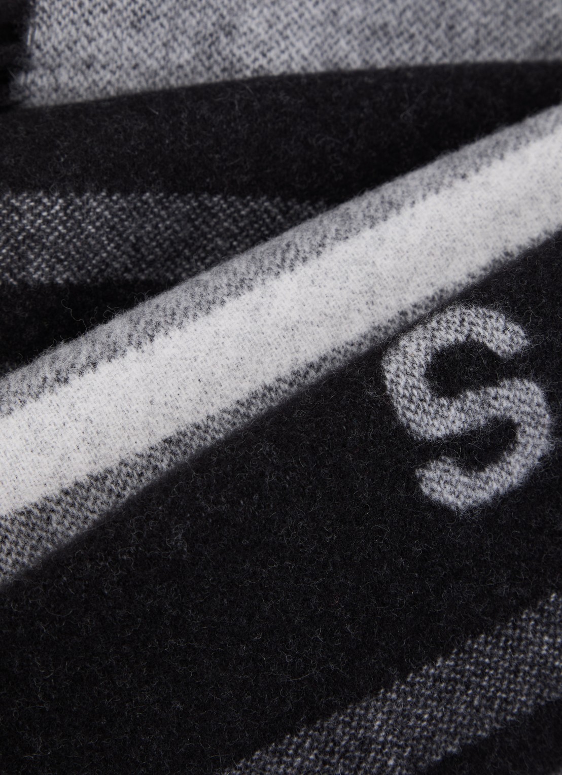 SAMSØE SAMSØE Samelia sjaal in kasjmier wolblend met franjes en logo 180 x 30 cm  - detail 2 zwart