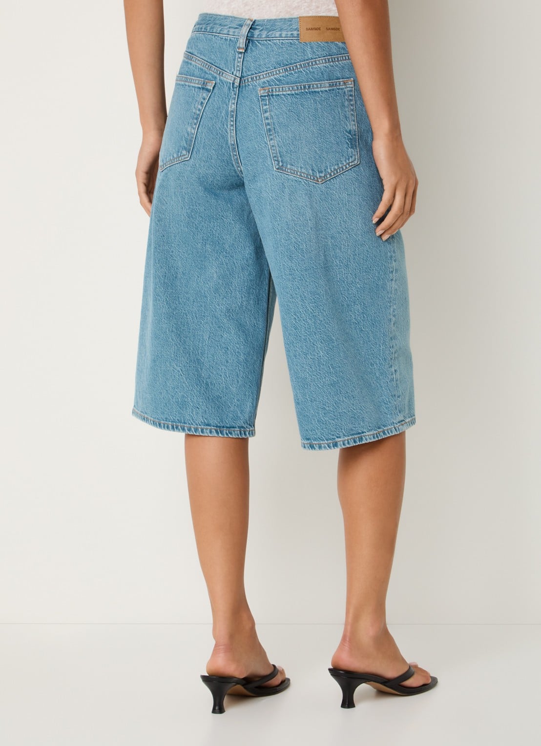 SAMSØE SAMSØE Satessa high waist straight fit korte broek van denim met medium wassing - achterkant 4 indigo