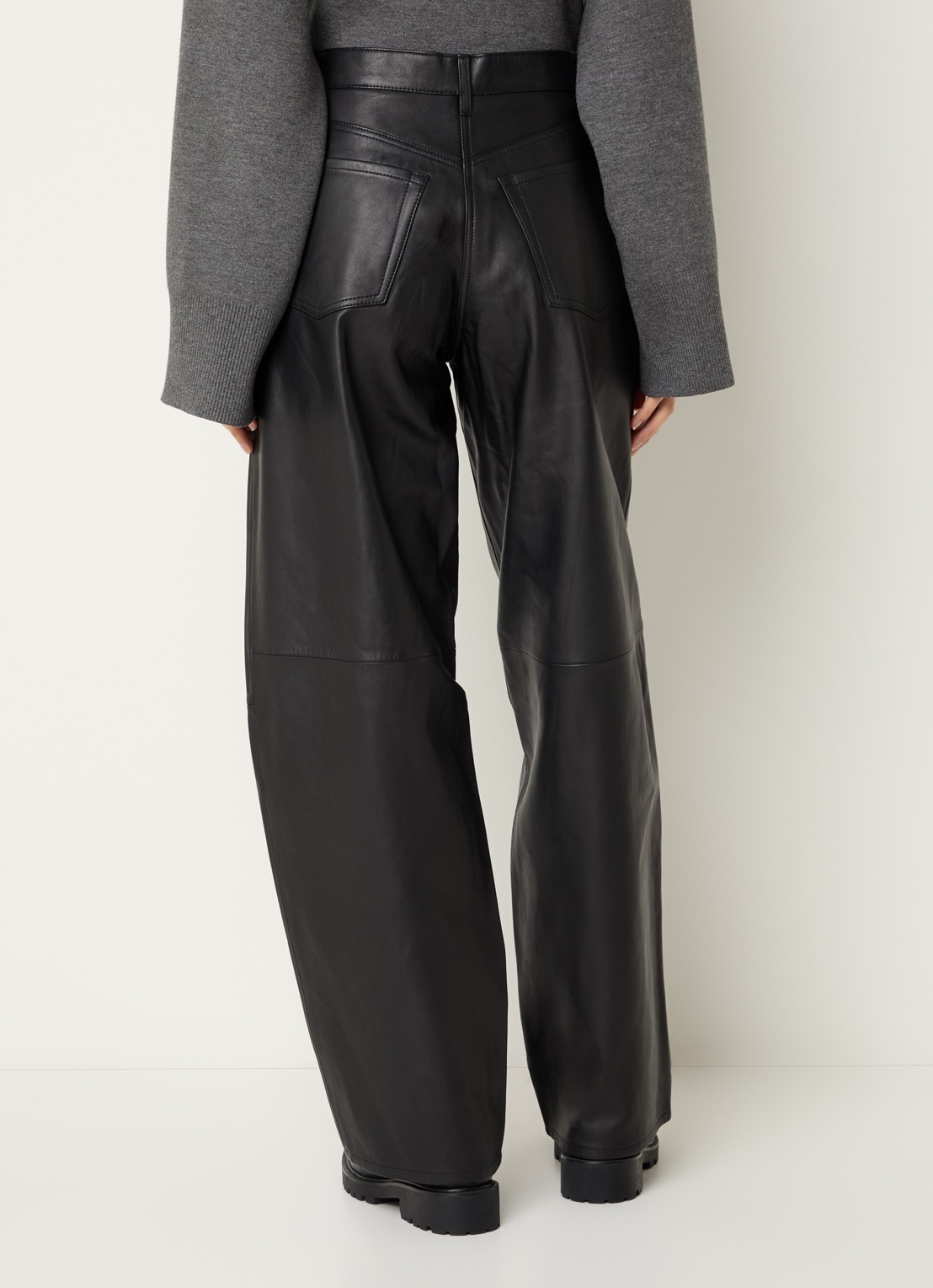 SAMSØE SAMSØE Harpal mid waist loose fit broek van lamsleer - achterkant zwart