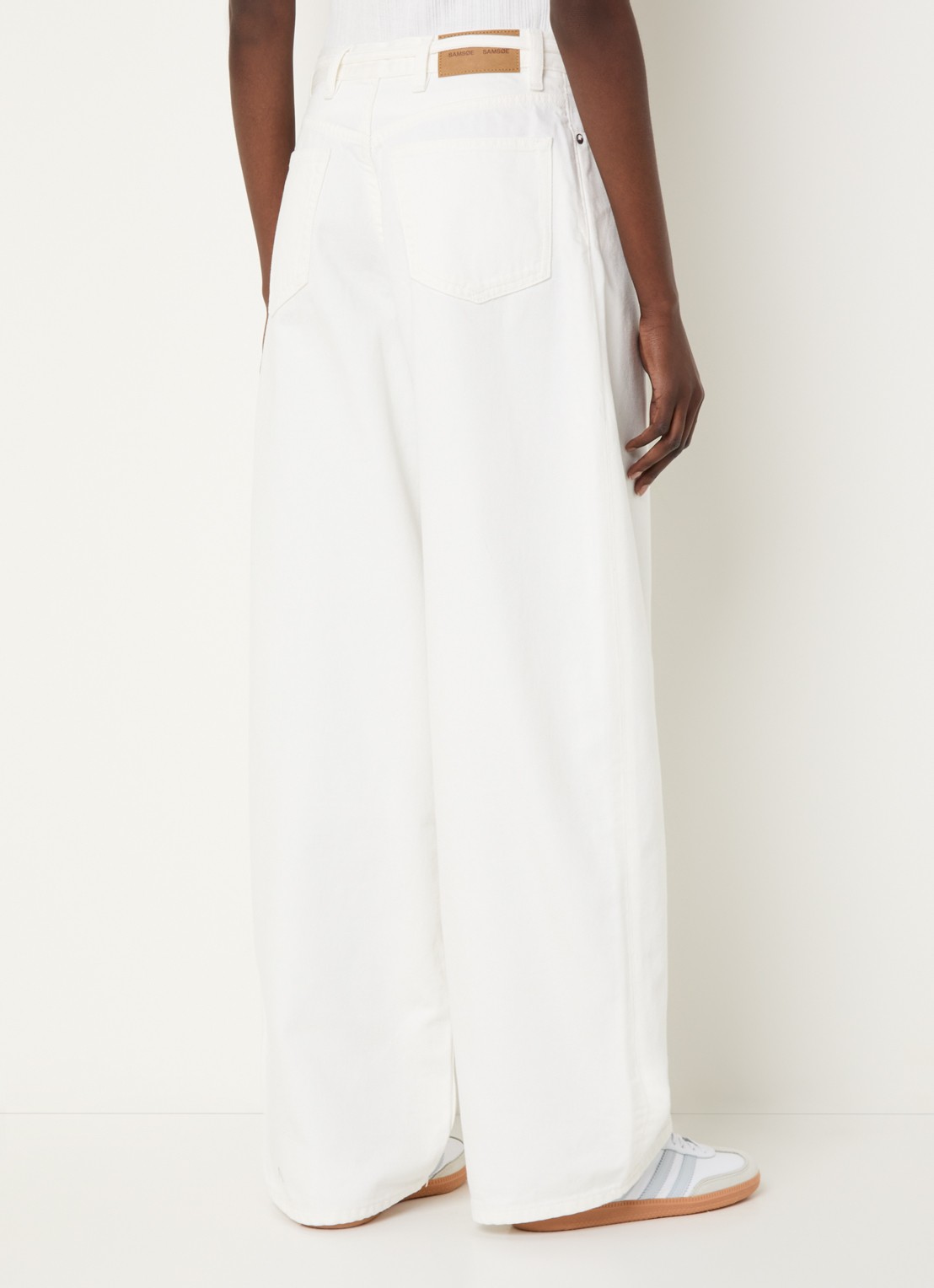 SAMSØE SAMSØE Harper mid waist loose fit jeans met gekleurde wassing en strikceintuur - achterkant wit