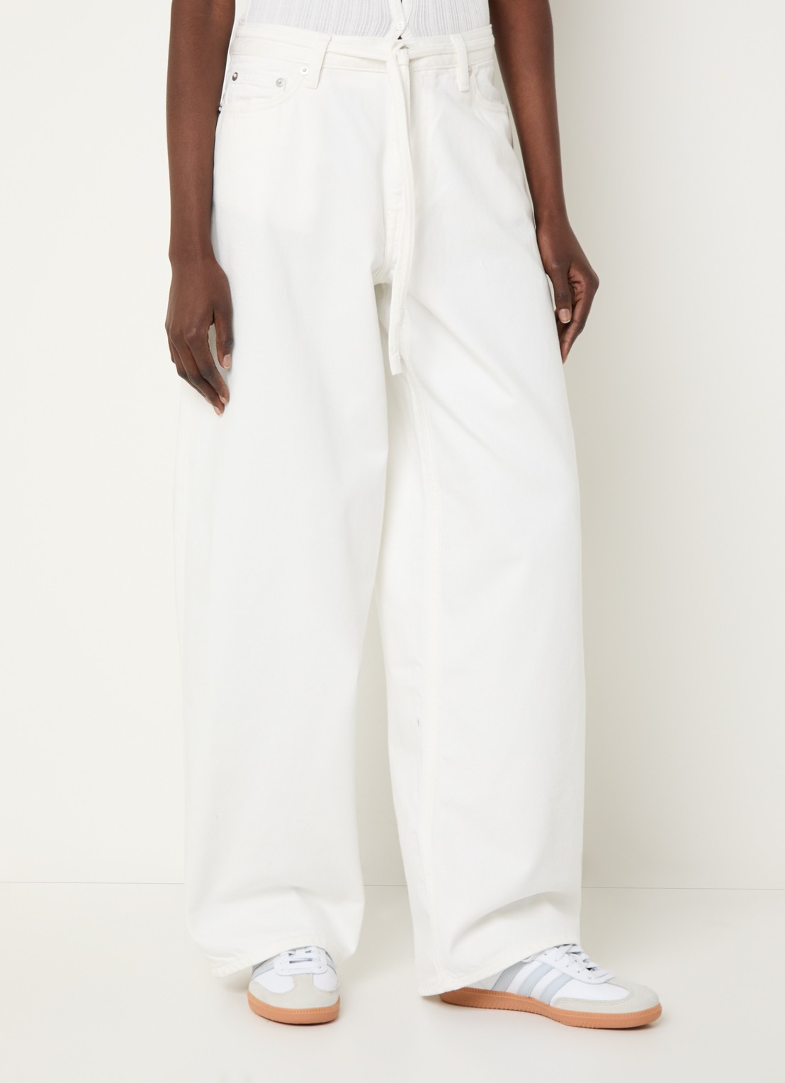 SAMSØE SAMSØE Harper mid waist loose fit jeans met gekleurde wassing en strikceintuur - detail 2 wit