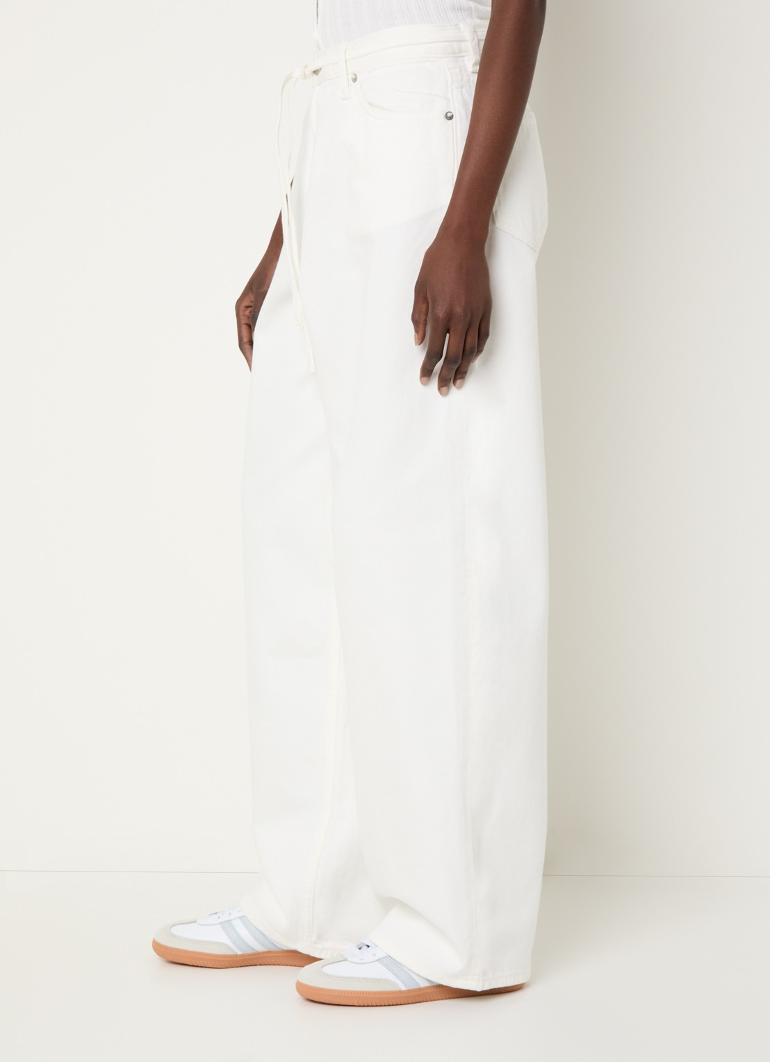 SAMSØE SAMSØE Harper mid waist loose fit jeans met gekleurde wassing en strikceintuur - detail 3 wit