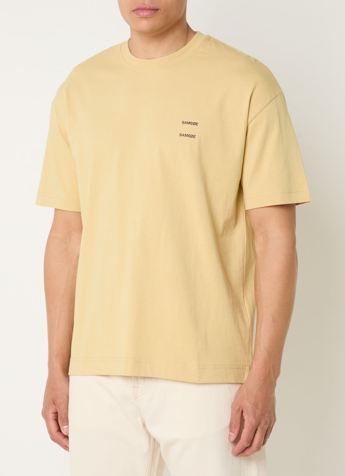 SAMSØE SAMSØE Joel T-shirt met logo - detail mosterd