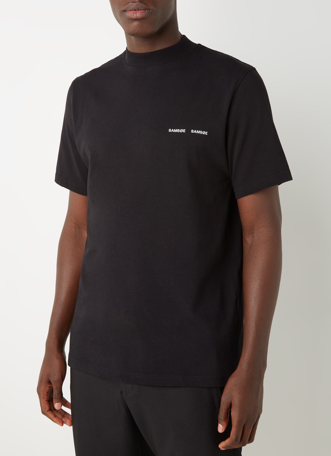 SAMSØE SAMSØE Norsbro T-shirt met opstaande kraag en logo - detail zwart