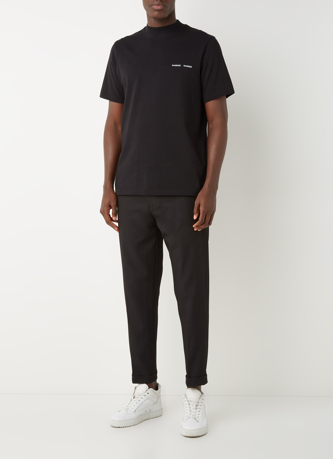 SAMSØE SAMSØE Norsbro T-shirt met opstaande kraag en logo - voorkant 4 zwart