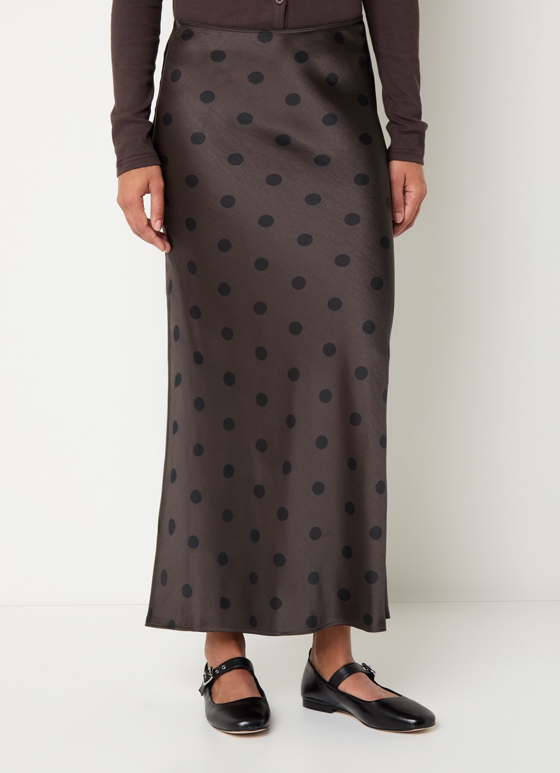 SAMSØE SAMSØE Saagneta maxi rok van satijn met stippenprint - detail 3 donkerbruin