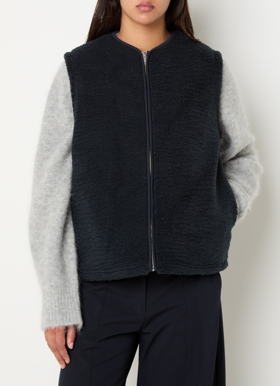 SAMSØE SAMSØE Saautum gilet van teddy met steekzakken - detail donkerblauw